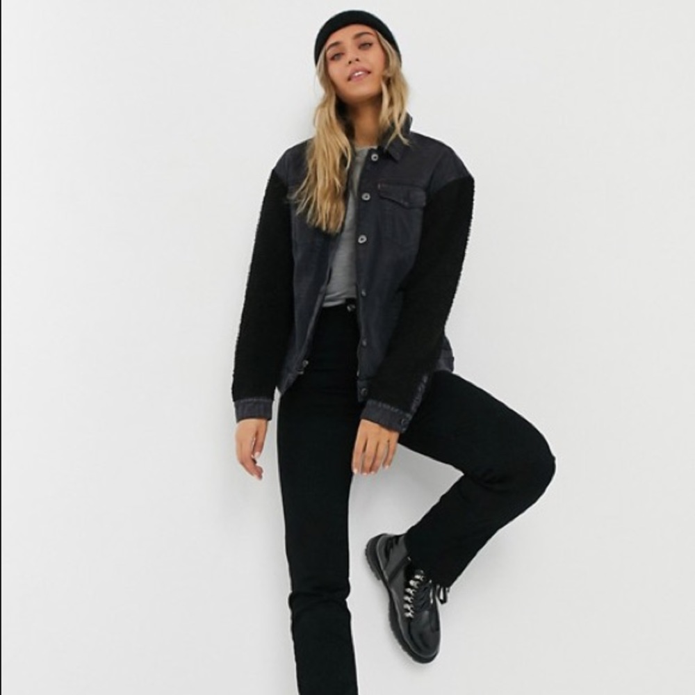 Levi’s oversized denim trucker w/ Sherpa sleeves💕